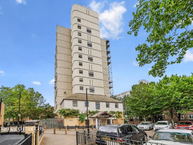 Flat for sale in Clapham Junction, Greater London