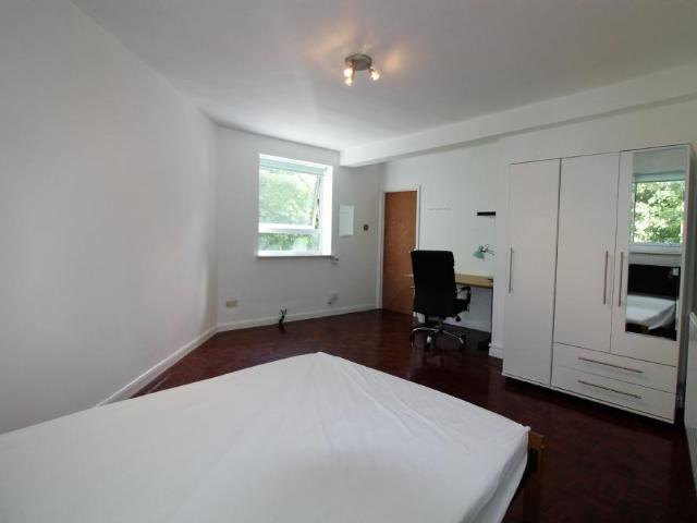 Flat for sale in Somers Town, Greater London