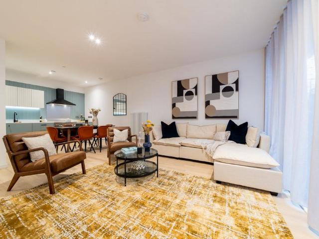 Flat for sale in London Borough of Hounslow, Greater London