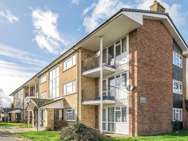 Flat for sale in Batchworth, Hertfordshire