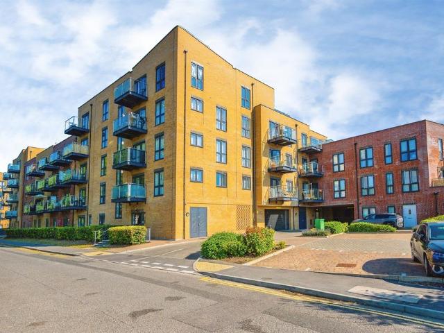 Flat for sale in Pouchen End, Hertfordshire