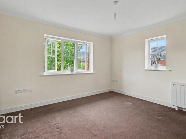 Flat for sale in Purfleet, Essex