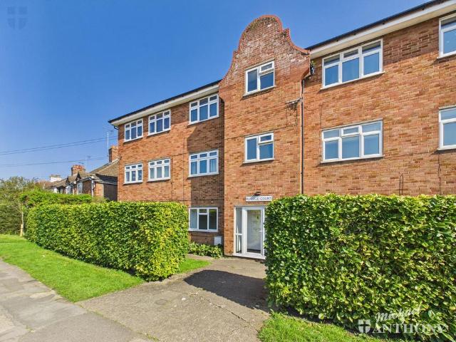 Flat for sale in Southcourt, Aylesbury