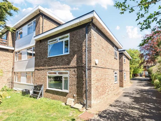 Flat for sale in London Borough of Merton, Raynes Park