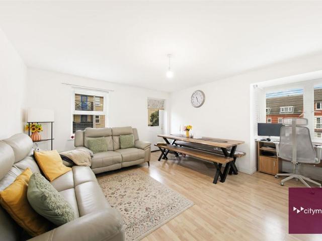 Flat for sale in Little Heath, Greater London