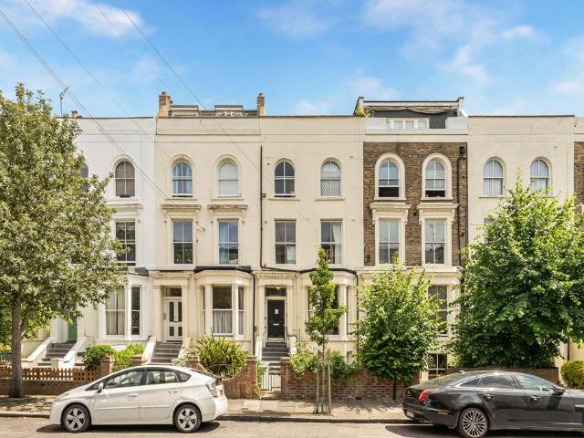 Flat for sale in Finsbury Park, Greater London