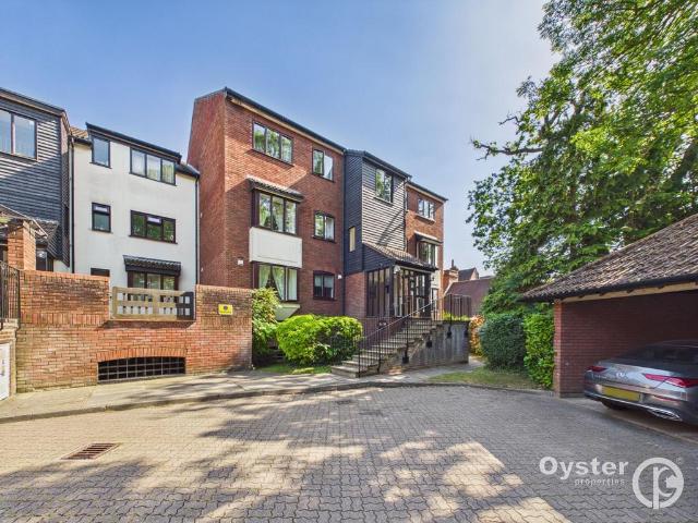 Flat for sale in Hatch End, Greater London