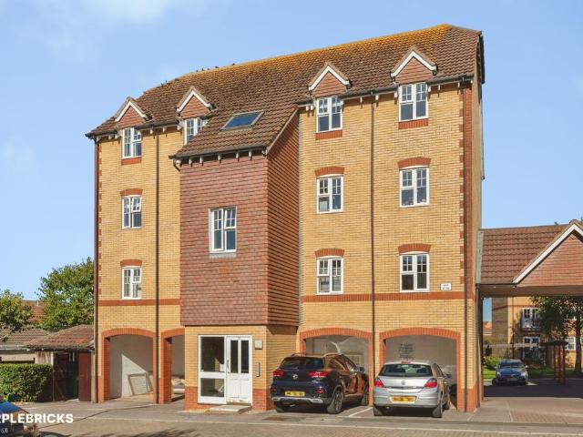 Flat for sale in Vinney Green, Kingswood