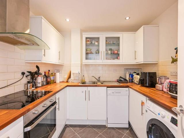 Flat for sale in Canary Wharf, Greater London