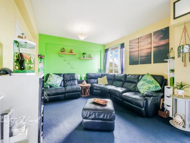 Flat for sale in Clapham Junction, Greater London