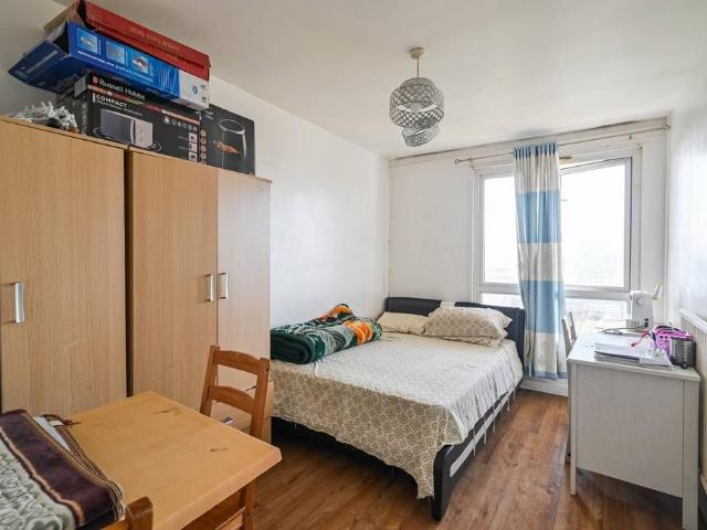 Flat for sale in Bromley-by-Bow, Bow