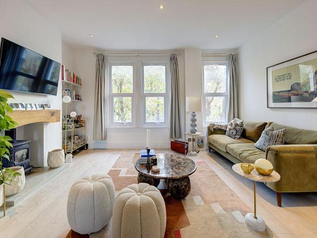 Flat for sale in Kilburn, Greater London