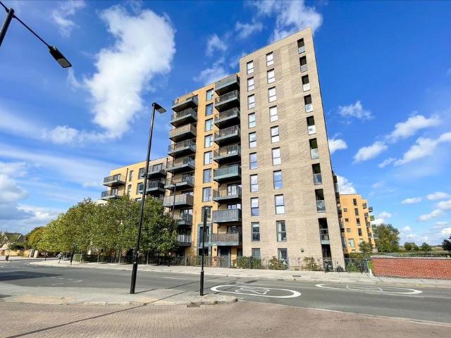 Flat for sale in London Borough of Hounslow, Feltham