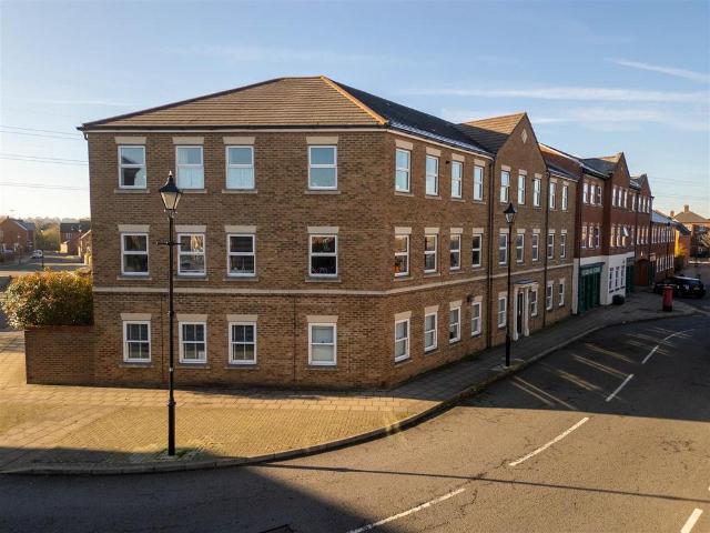 Flat for sale in Coldharbour, Buckinghamshire