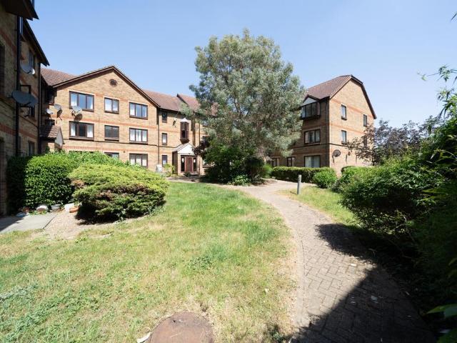 Flat for sale in Finchley, Greater London