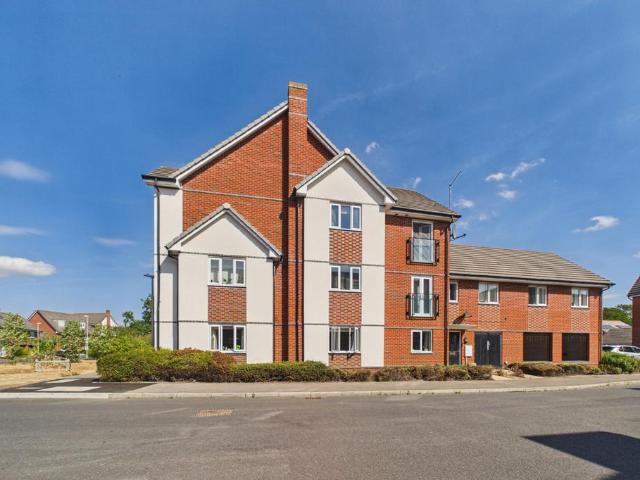 Flat for sale in Shinfield, Spencers Wood
