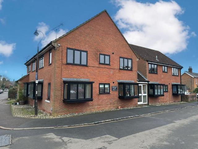 Flat for sale in Beaconsfield, Seer Green