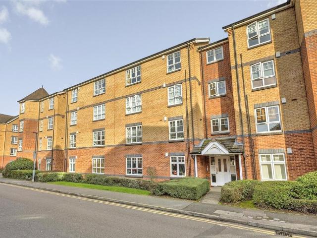 Flat for sale in Northampton, Northamptonshire