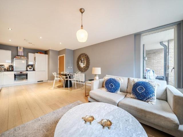 Flat for sale in Wandsworth, Greater London