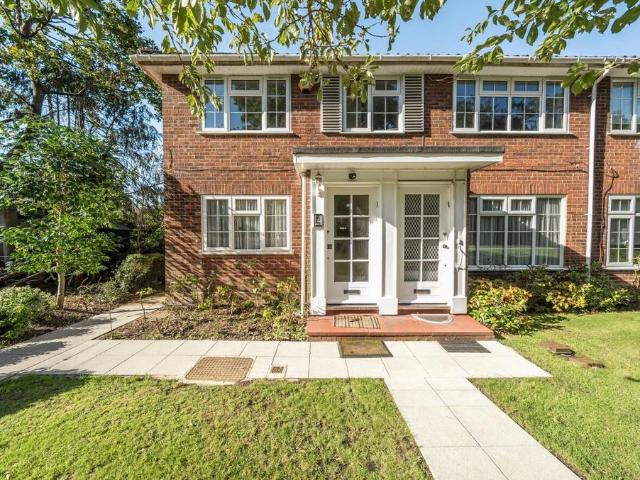 Flat for sale in Little Stanmore, Greater London