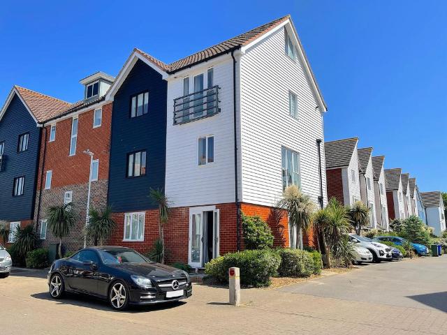 Flat for sale in Macknade, Oad Street