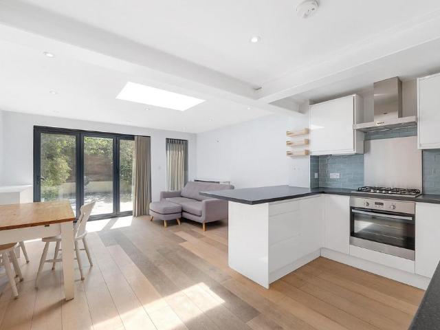 Flat for sale in Stockwell, Greater London