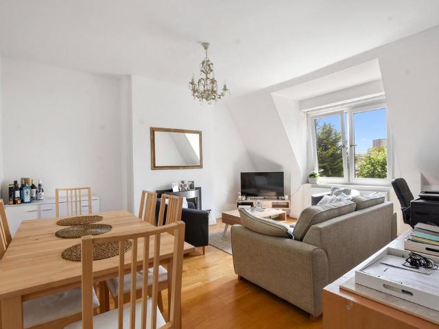 Flat for sale in Queen's Park, Greater London