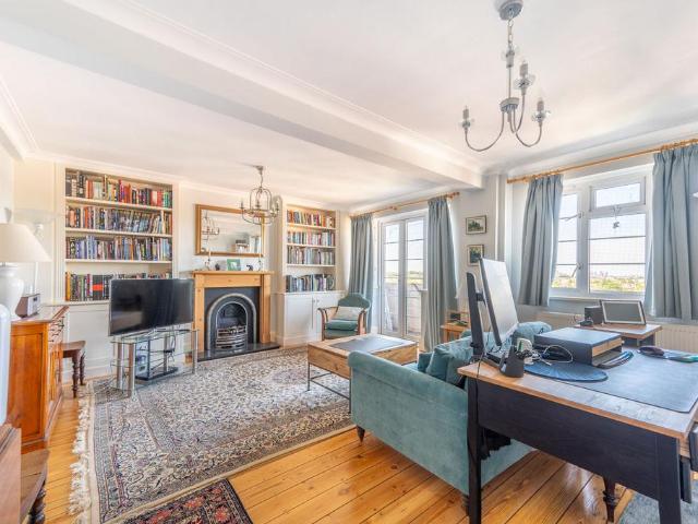 Flat for sale in Cricklewood, Greater London