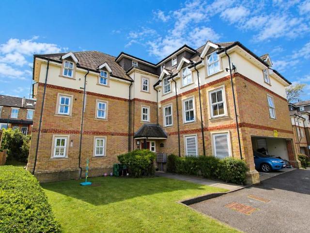 Flat for sale in Beddington, Greater London