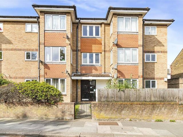 Flat for sale in East Wickham, Greater London