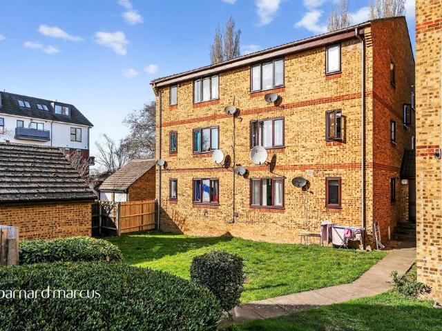 Flat for sale in Hackbridge, Greater London