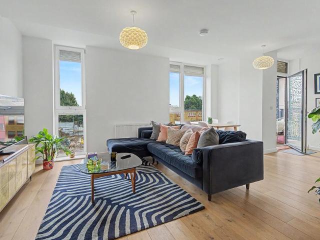 Flat for sale in Browning Estate, Greater London