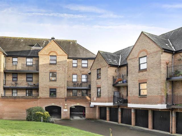 Flat for sale in Duton Hill, Essex