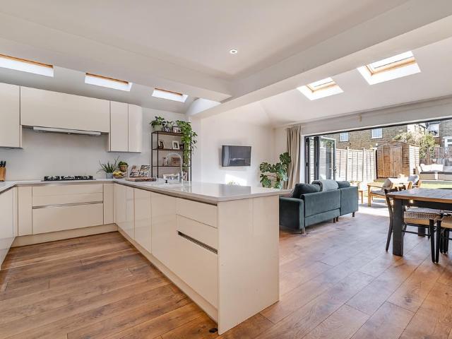 Flat for sale in Summerstown, Greater London