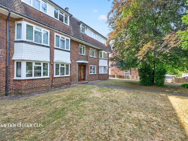 Flat for sale in Carshalton Beeches, Greater London