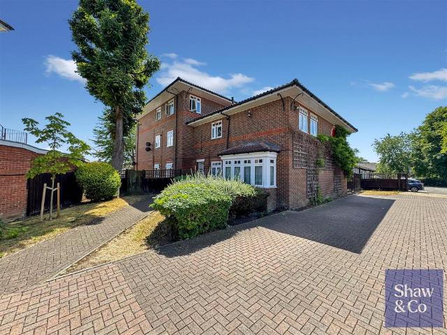 Flat for sale in London Borough of Hounslow, Greater London
