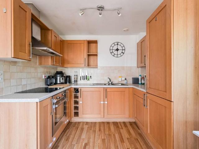 Flat for sale in Bromley-by-Bow, Bow
