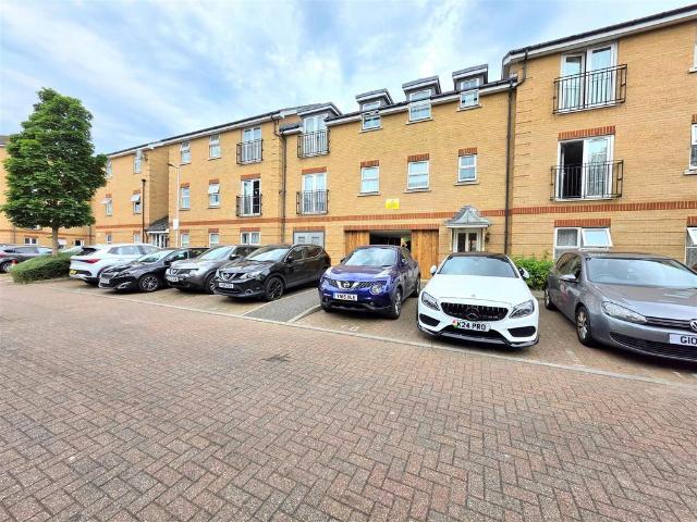 Flat for sale in Seven Kings, Greater London