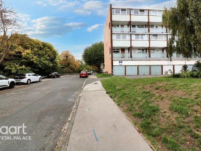 Flat for sale in London Borough of Croydon, South Norwood