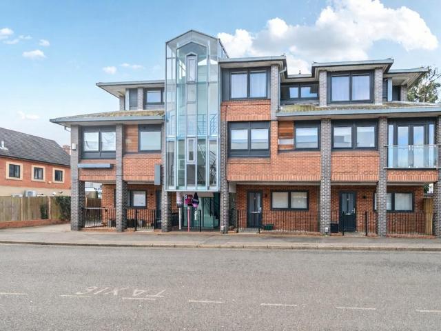Flat for sale in Fleet, Hart