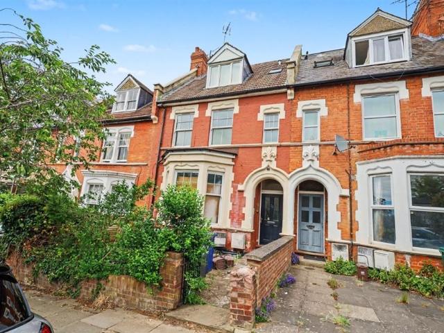Flat for sale in West Finchley, Greater London