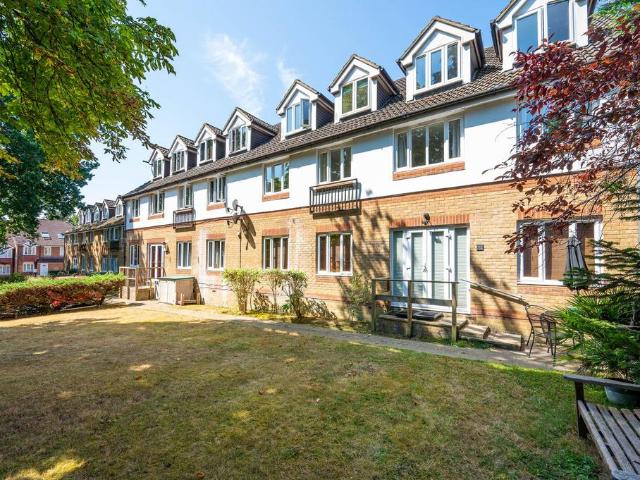 Flat for sale in Woking, Surrey