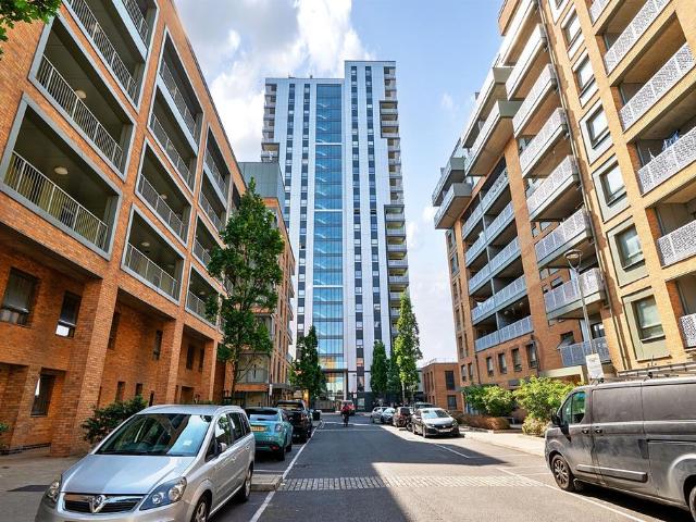Flat for sale in Upper Edmonton, Greater London