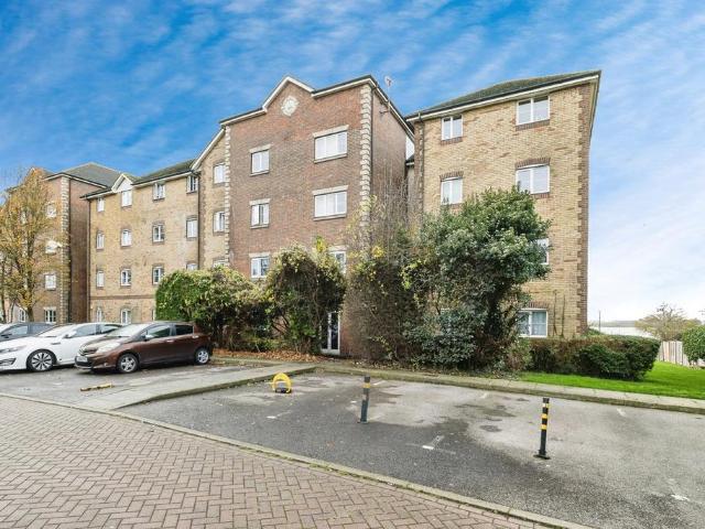 Flat for sale in Purfleet, Essex
