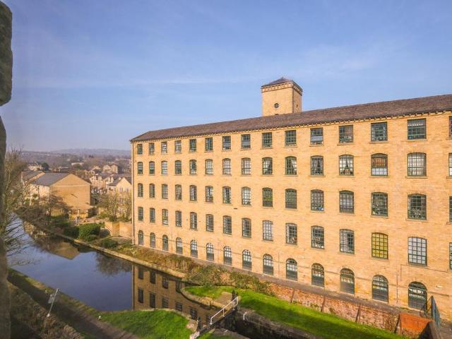 Flat for sale in Milnsbridge, West Yorkshire