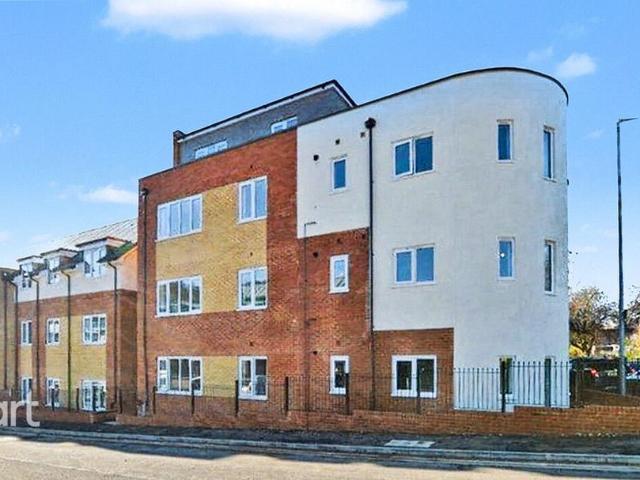 Flat for sale in Spring Park, Luton