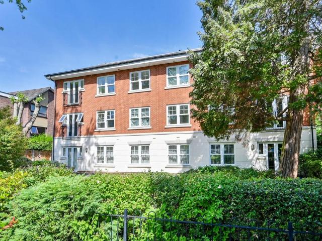 Flat for sale in Surbiton, Greater London