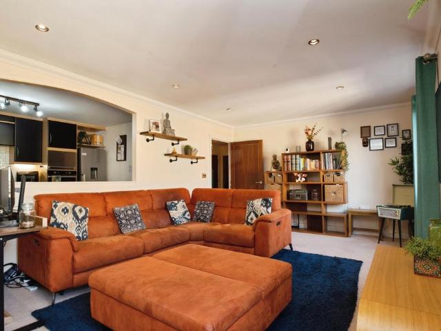 Flat for sale in Cardiff Bay, Falcon Lodge