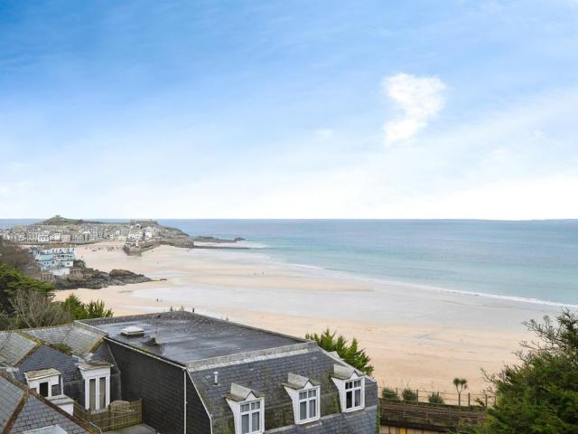 Flat for sale in Penbeagle, Cornwall