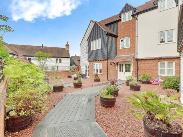 Flat for sale in South Benfleet, Essex